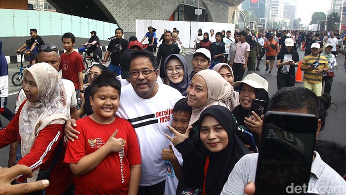 Bakal calon wakil gubernur Jakarta, Rano Karno, jalan kaki pada Car Free Day (CFD) di Jl Thamrin, Jakarta. Ia diserbu emak-emak.