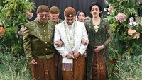 Ketka pengantin pria, Justin Harijiwan, memasuki ruang akad nikah didampingi keluarga. Foto: dok. @thepotomoto