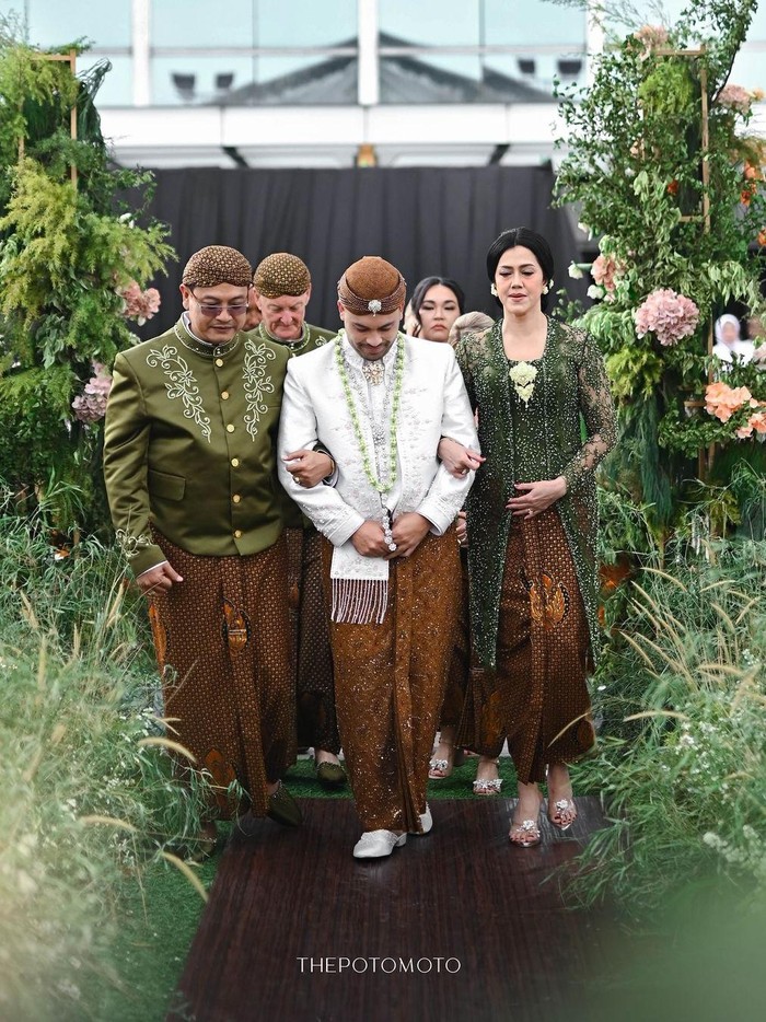 Hana Saraswati Momen akad nikah Hana Saraswati dan Justin Harijiwan.