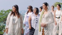 Meski tidak memakai aksesoris banyak di kepala, tampilan Hana Saraswati tetap memukau dalam kesederhanaan. Wedding veil putih panjang berhias bordiran seperti kebaya yang dipakai melengkapi penampilan Hana Saraswati di momen spesialnya ini. Foto: dok. @thepotomoto