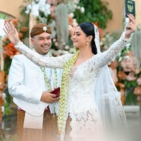 Aktris Hana Saraswati menggelar akad nikah pada Sabtu, (21/9/2024). Pemain film dan sinetron tersebut dipersunting Justin Harijawan dalam prosesi yang sakral bertema serba putih. Foto: dok. @thepotomoto