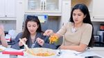 Hana Saraswati Ditantang Masak Nasi Gila Bareng Sahabatnya