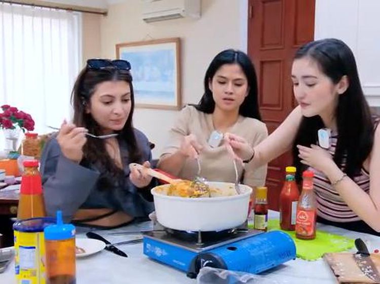 Hana Saraswati Ditantang Masak Nasi Gila Bareng Sahabatnya