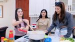 Hana Saraswati Ditantang Masak Nasi Gila Bareng Sahabatnya