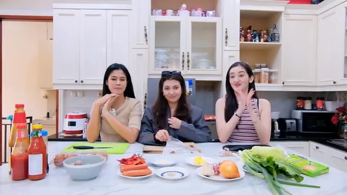Hana Saraswati Ditantang Masak Nasi Gila Bareng Sahabatnya