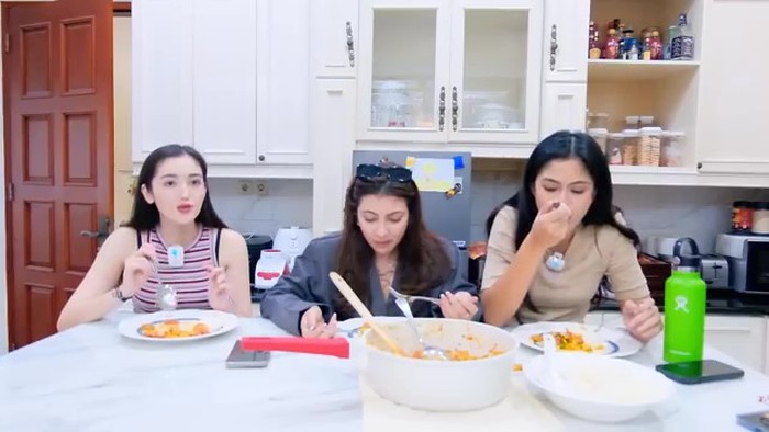 Hana Saraswati Ditantang Masak Nasi Gila Bareng Sahabatnya