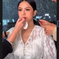 Sebelum akad, wanita kelahiran Amerika Serikat itu terlihat dahulu bersiap-siap dengan wedding robe yang juga berwarna putih. Foto: Instagram