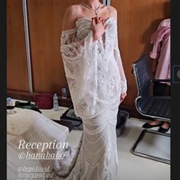 Di hari yang sama, Hana Saraswati dan suami sudah menggelar resepsi pernikahan. Ketika itu, Hana kembali mengenakan gaun putih tapi memilih desain yang lebih glamour dan berpotongan leher sabrina. Foto: Instagram