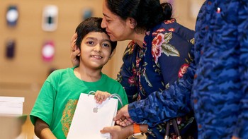 Nenek membelikan cucu kesayangannya iPhone 16. Foto: Apple