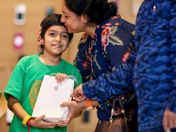 Senyum Semringah Menyambut iPhone 16 di Apple Store