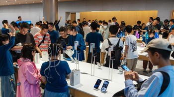 Ini suasana Apple Jingan Shanghai, China saat penjualan perdana iPhone 16. Foto: Apple