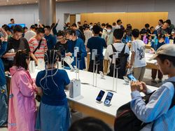 Senyum Semringah Menyambut iPhone 16 di Apple Store