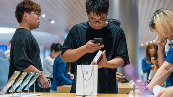 Pengunjung segera mengabadikan iPhone 16 yang dibelinya. Mungkin untuk diposting di medsos. Foto: Apple