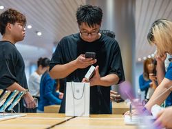 Senyum Semringah Menyambut iPhone 16 di Apple Store