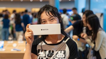 Seorang pengunjung membeli Apple Watch Series 10. Foto: Apple