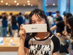 Senyum Semringah Menyambut iPhone 16 di Apple Store