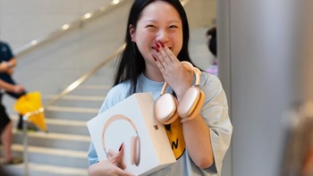 Senyuman Apple Fanboy yang beli AirPods Max terbaru. Foto: Apple