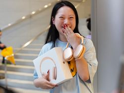 Senyum Semringah Menyambut iPhone 16 di Apple Store