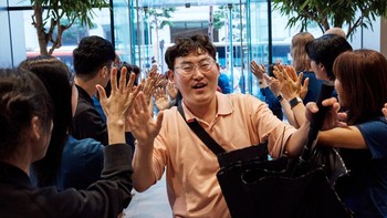 Kemeriahaan penjualan iPhone 16 di Apple Myeongdong, Seoul, Korsel. Foto: Apple