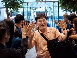 Senyum Semringah Menyambut iPhone 16 di Apple Store