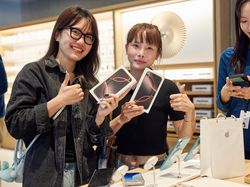 Senyum Semringah Menyambut iPhone 16 di Apple Store