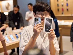 Senyum Semringah Menyambut iPhone 16 di Apple Store