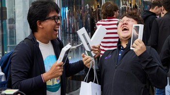 Senyum lebar Apple Fanboy usai mendapatkan iPhone 16 Pro. Foto: Apple