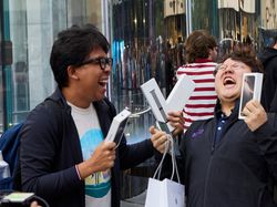 Senyum Semringah Menyambut iPhone 16 di Apple Store