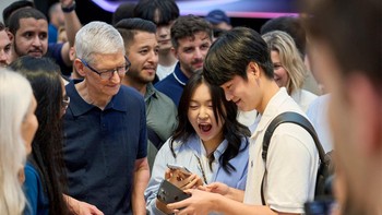 CEO Apple Tim Cook bertemu langsung dengan pengunjung yang hendak membeli iPhone 16. Foto: Apple