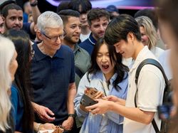 Senyum Semringah Menyambut iPhone 16 di Apple Store