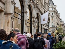 Senyum Semringah Menyambut iPhone 16 di Apple Store