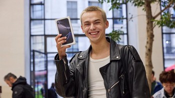 Senyuman Apple Fanboy usai mendapatkan iPhone impiannya. Foto: Apple