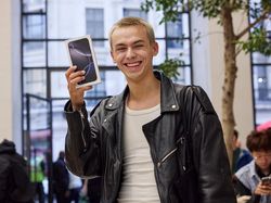 Senyum Semringah Menyambut iPhone 16 di Apple Store