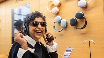 Pengunjung menjajal AirPods Max baru. Foto: Apple