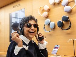 Senyum Semringah Menyambut iPhone 16 di Apple Store