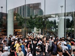 Senyum Semringah Menyambut iPhone 16 di Apple Store