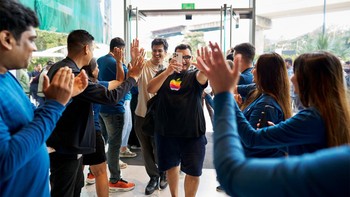 Apple staff menyambut kedatangan pengunjung yang hendak membeli iPhone 16. Foto: Apple
