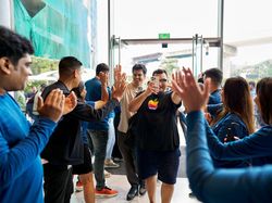 Senyum Semringah Menyambut iPhone 16 di Apple Store