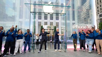 Tim Cook membuka toko Apple Fifth Avenue di New York untuk penjualan perdana iPhone 16. Foto: Apple