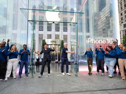Senyum Semringah Menyambut iPhone 16 di Apple Store