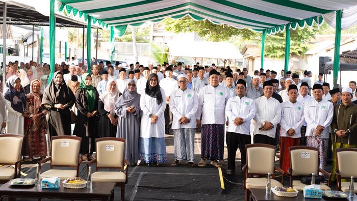 Ipuk Fiestiandani bersama pengurus MUI Banyuwangi.