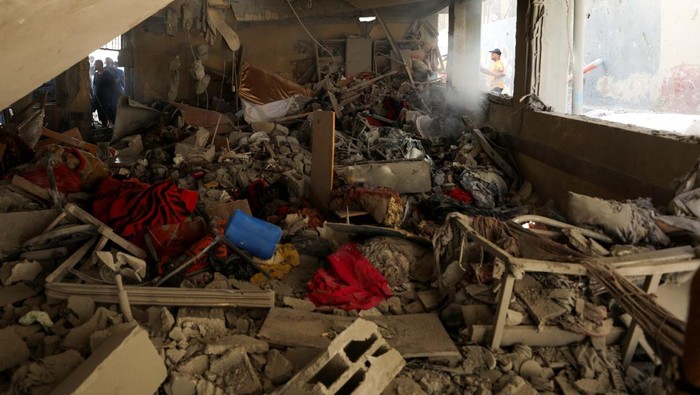 Palestinians inspect a school, which was sheltering displaced people, after it was hit by an Israeli strike, amid the Israel-Hamas conflict, in Gaza City, September 21, 2024. REUTERS/Dawoud Abu Alkas