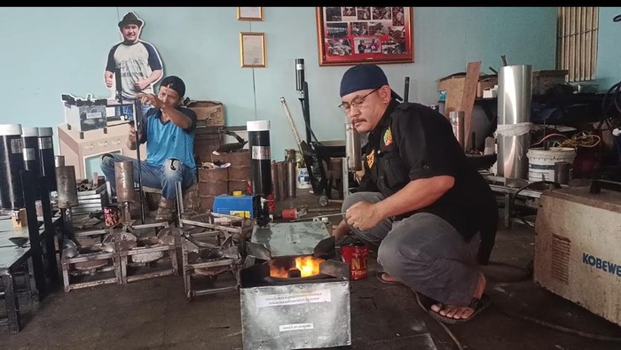 Jamhari Muslim, membuat kompor berbahan bakar oli bekas yang ramah lingkungan