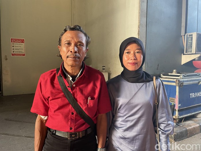 Jamil pria kebal listrik (kiri) ditemui bersama istrinya di kawasan Transmedia.