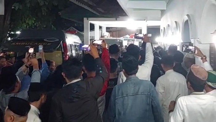 Jemaah berdatangan ke Ponpes Assaidiyyah usai mendengar kabar Gus Lik meninggal.