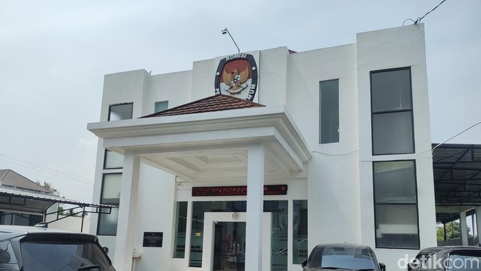 KPU Solo menetapkan pasangan Teguh Prakosa-Bambang Gage Nugroho dan Respati Ardi-Astrid Widayani lolos maju Pilkada Solo 2024.