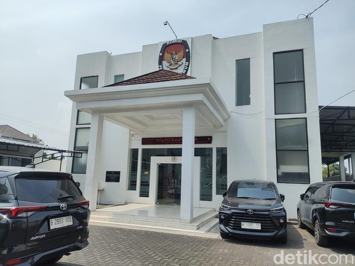 KPU Solo menetapkan pasangan Teguh Prakosa-Bambang Gage Nugroho dan Respati Ardi-Astrid Widayani lolos maju Pilkada Solo 2024.