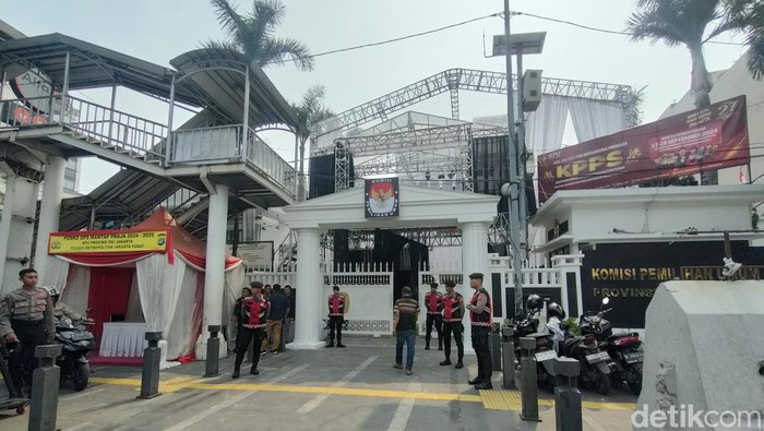 Kantor KPUD DKI Jakarta dijaga ketat aparat. (Dwi R/detikcom)