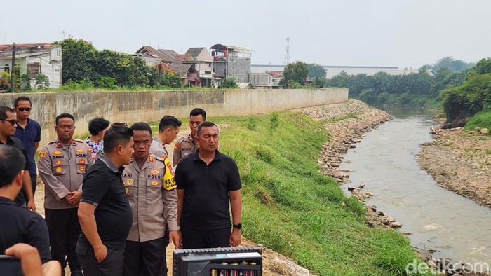 Kapolda Metro Tinjau Lokasi Penemuan 7 Mayat di Kali Bekasi