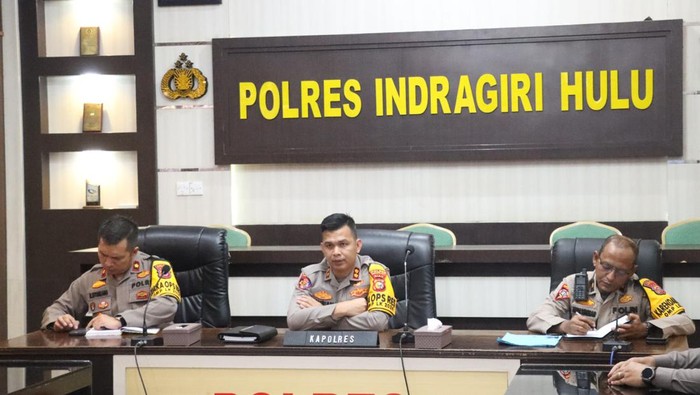 Kapolres Inhu AKBP Fahrian Siregar saat memberikan pengarahan ke jajaran (Foto: Dok. Polres Inhu)
